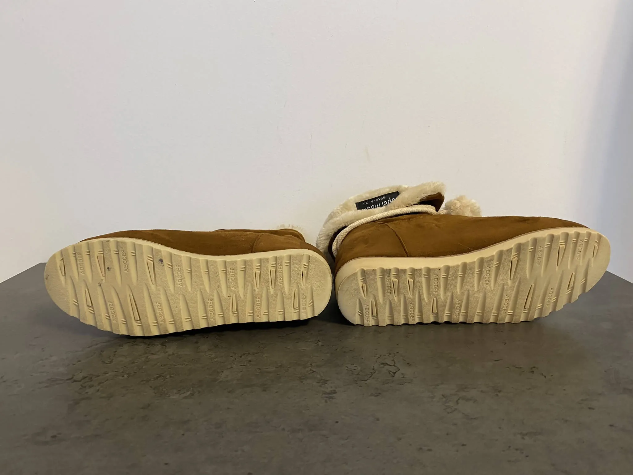 Braune flauschige Boots