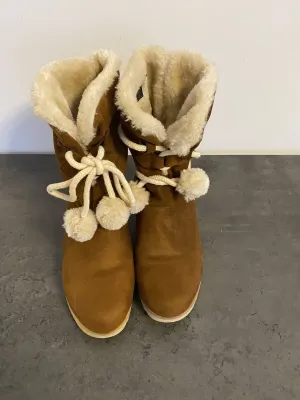 Braune flauschige Boots