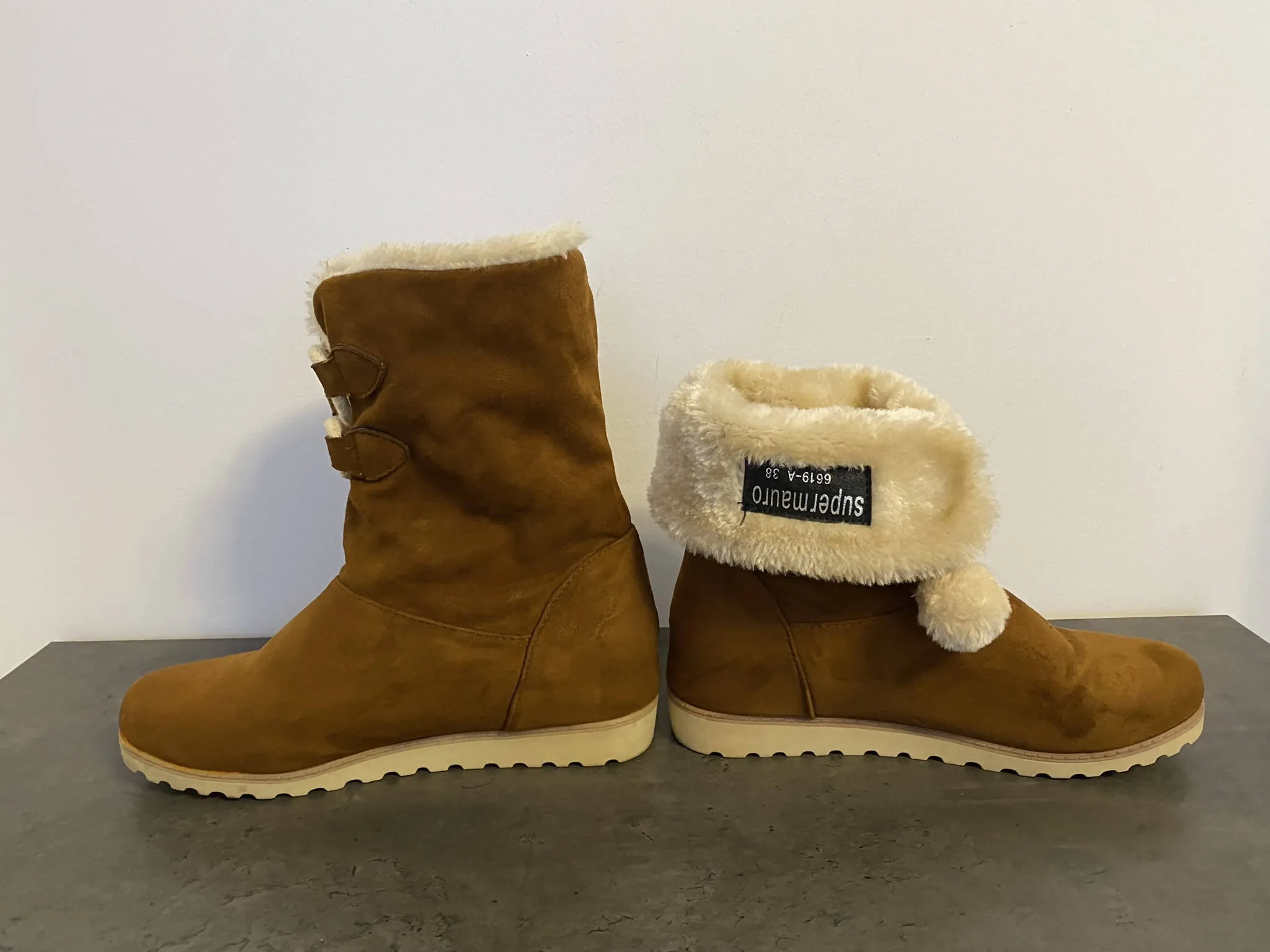 Braune flauschige Boots