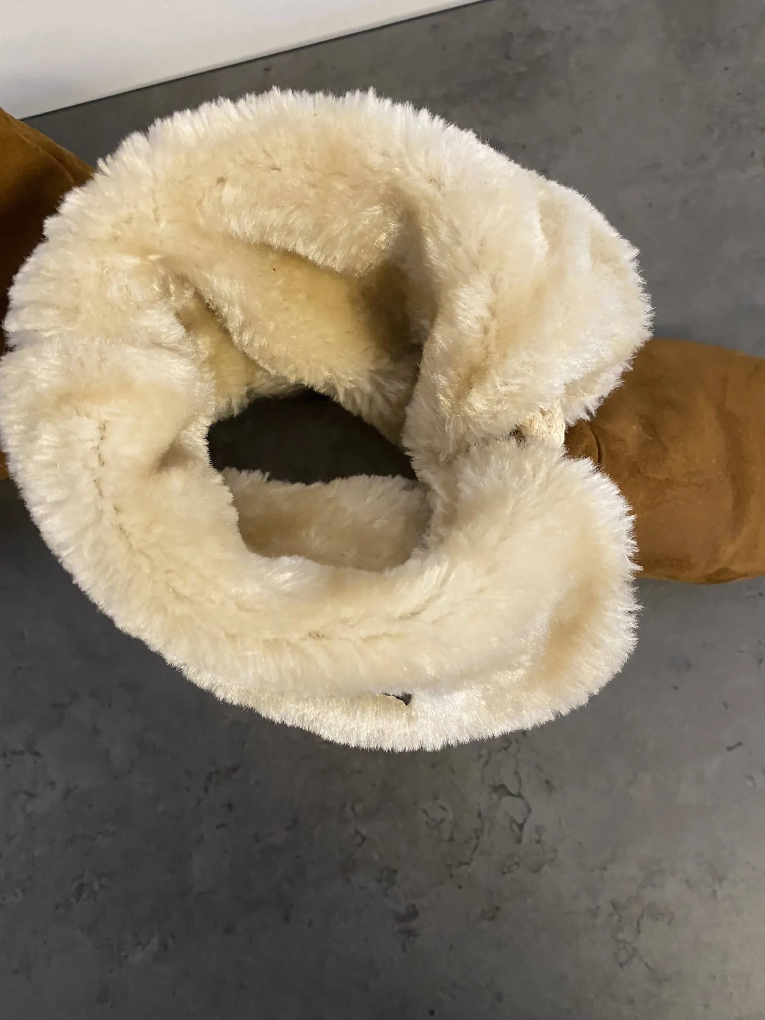 Braune flauschige Boots