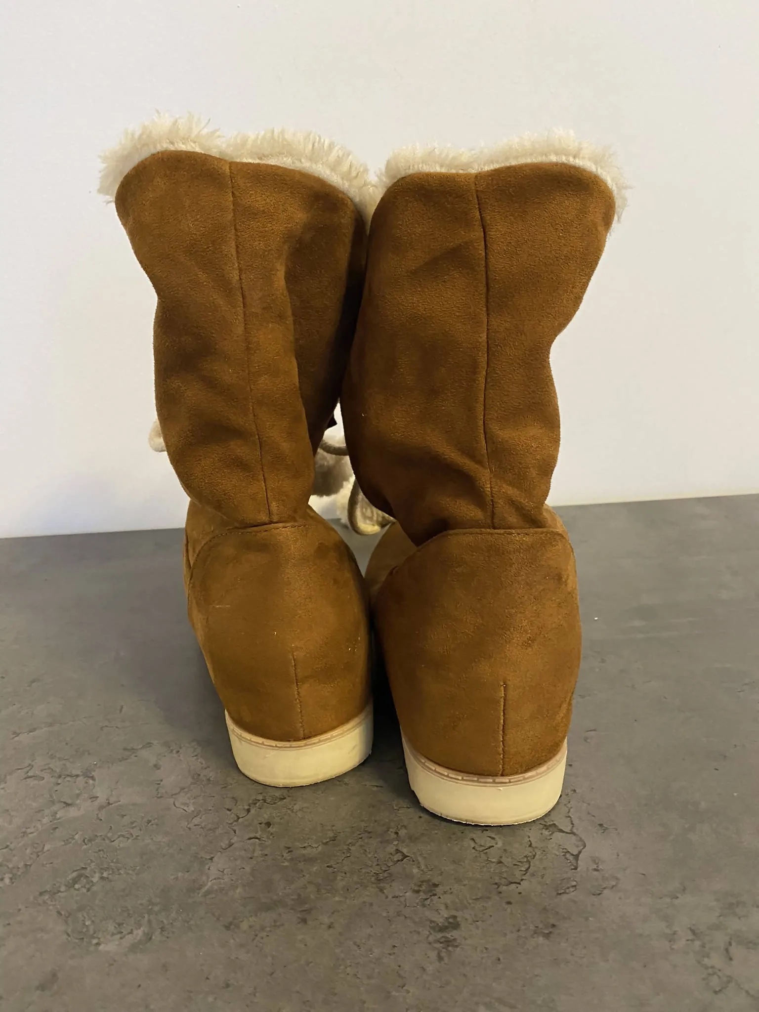 Braune flauschige Boots