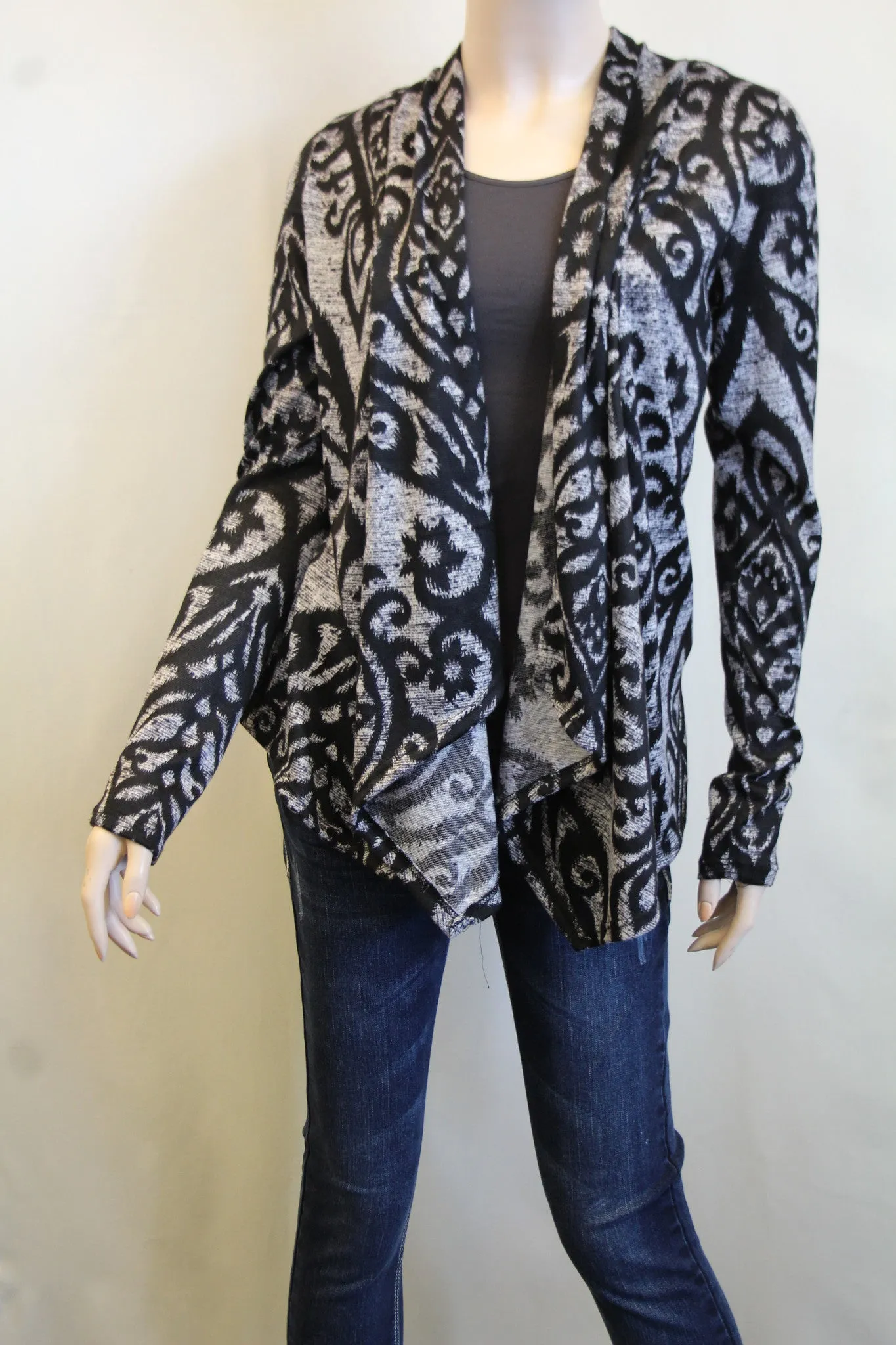 Yahada | Vintage Floral Print Cardigan Black