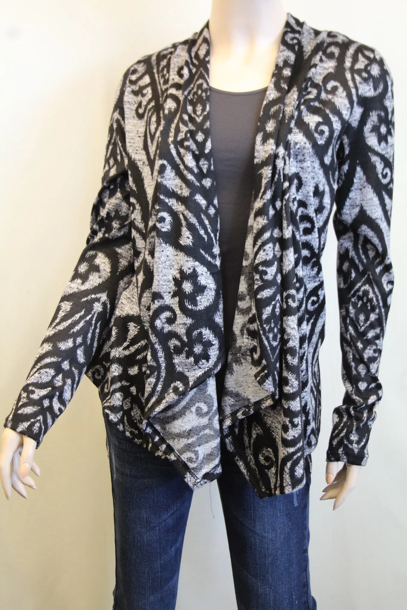 Yahada | Vintage Floral Print Cardigan Black